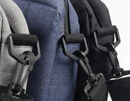 Pasta para notebook 14 polegadas em poliéster, possui dois bolsos com zíper, três compartimentos internos sendo um deles com alça protetora para o notebook.