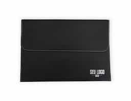 A pasta envelope em couro sintético combina praticidade e elegância. Equipada com um botão de lacre, é ideal para organizar documentos com segurança e estilo discreto