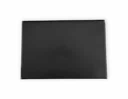 A pasta envelope em couro sintético combina praticidade e elegância. Equipada com um botão de lacre, é ideal para organizar documentos com segurança e estilo discreto
