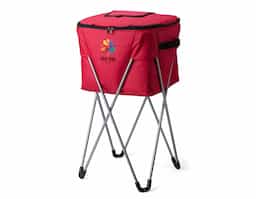 Cooler com capacidade de 62 litros, ideal para eventos ao ar livre e momentos de lazer. Confeccionado em poliéster, possui revestimento térmico em PEVA atóxico e soldado, que auxilia na conservação da temperatura e evita vazamentos. Conta com tampa superior de acesso rápido, permitindo retirar bebidas sem abrir todo o compartimento. Possui pedestal metálico que proporciona sustentação firme e manuseio prático. Acompanha estojo em poliéster para armazenamento e transporte, tornando o produto funcional e adequado para diferentes ocasiões.