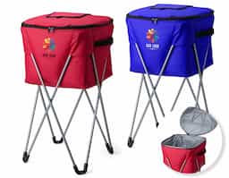 Cooler com capacidade de 62 litros, ideal para eventos ao ar livre e momentos de lazer. Confeccionado em poliéster, possui revestimento térmico em PEVA atóxico e soldado, que auxilia na conservação da temperatura e evita vazamentos. Conta com tampa superior de acesso rápido, permitindo retirar bebidas sem abrir todo o compartimento. Possui pedestal metálico que proporciona sustentação firme e manuseio prático. Acompanha estojo em poliéster para armazenamento e transporte, tornando o produto funcional e adequado para diferentes ocasiões.