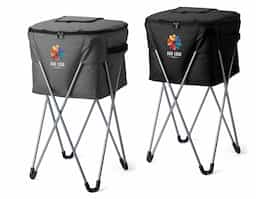 Cooler com capacidade de 62 litros, ideal para eventos ao ar livre e momentos de lazer. Confeccionado em poliéster, possui revestimento térmico em PEVA atóxico e soldado, que auxilia na conservação da temperatura e evita vazamentos. Conta com tampa superior de acesso rápido, permitindo retirar bebidas sem abrir todo o compartimento. Possui pedestal metálico que proporciona sustentação firme e manuseio prático. Acompanha estojo em poliéster para armazenamento e transporte, tornando o produto funcional e adequado para diferentes ocasiões.