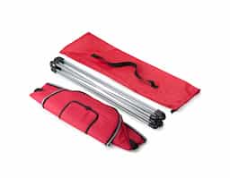 Cooler com capacidade de 62 litros, ideal para eventos ao ar livre e momentos de lazer. Confeccionado em poliéster, possui revestimento térmico em PEVA atóxico e soldado, que auxilia na conservação da temperatura e evita vazamentos. Conta com tampa superior de acesso rápido, permitindo retirar bebidas sem abrir todo o compartimento. Possui pedestal metálico que proporciona sustentação firme e manuseio prático. Acompanha estojo em poliéster para armazenamento e transporte, tornando o produto funcional e adequado para diferentes ocasiões.