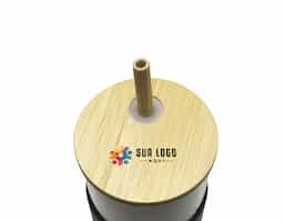 Copo de vidro borossilicato com capacidade de 500ml. Inclui canudo e tampa de bambu com abertura para canudo, além de uma luva de silicone para melhor aderência.