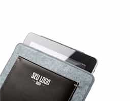 Bolsa para tablet de 10.1'' em feltro e c. sintético com interior forrado e bolso exterior. Fecho de velcro. 210 x 275 x 7 mm | Bolso: 160 x 210 mm