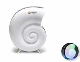 Caixa de som multimídia TWS formato concha com luminária RGB. Qualidade sonora e conectividade total: compatível com bluetooth, rádio FM, cartão TF (MicroSD) e pen drive. Iluminação relaxante e dinâmica, são 7 modos de iluminação RGB com uma vasta gama de movimentos e tonalidades. Sua tecnologia TWS permite sincronizar duas caixas de som em uma, criando uma experiência imersiva compotência excepcional. Fabricada em plástico ABS e PC, seu design exclusivo possui uma faixa de poliéster e pés antideslizantes para maior estabilidade em qualquer superfície. Acompanha cabo USB Tipo-C.