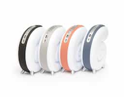 Caixa de som multimídia TWS formato concha com luminária RGB. Qualidade sonora e conectividade total: compatível com bluetooth, rádio FM, cartão TF (MicroSD) e pen drive. Iluminação relaxante e dinâmica, são 7 modos de iluminação RGB com uma vasta gama de movimentos e tonalidades. Sua tecnologia TWS permite sincronizar duas caixas de som em uma, criando uma experiência imersiva compotência excepcional. Fabricada em plástico ABS e PC, seu design exclusivo possui uma faixa de poliéster e pés antideslizantes para maior estabilidade em qualquer superfície. Acompanha cabo USB Tipo-C.