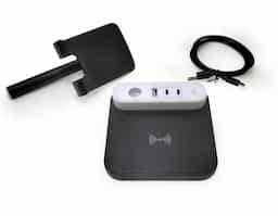 Base de carregamento com suporte retrátil para celular e luminária integrada. Com opções de carregamento via indução ou via cabo, nossa base é prática e funcional. Produzida em plástico com apoios antideslizantes, a base possui duas entradas Tipo-C, uma entrada USB e uma saída Tipo-C. Acompanha um cabo USB Tipo-C. OBS.: A BASE APENAS TRANSFERE CARGA, ELA NÃO POSSUI BATERIA PARA ARMAZENAMENTO (NÃO É UM POWER BANK).