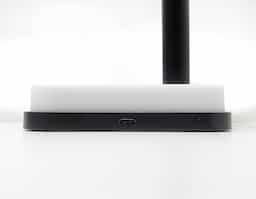 Base de carregamento com suporte retrátil para celular e luminária integrada. Com opções de carregamento via indução ou via cabo, nossa base é prática e funcional. Produzida em plástico com apoios antideslizantes, a base possui duas entradas Tipo-C, uma entrada USB e uma saída Tipo-C. Acompanha um cabo USB Tipo-C. OBS.: A BASE APENAS TRANSFERE CARGA, ELA NÃO POSSUI BATERIA PARA ARMAZENAMENTO (NÃO É UM POWER BANK).