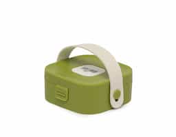 Porta-joias com espelho, feito de plástico resistente, com alça de couro sintético e berço de silicone removível para organização prática e segura de suas joias. Ideal para quem valoriza funcionalidade e estilo na hora de guardar seus acessórios preciosos.