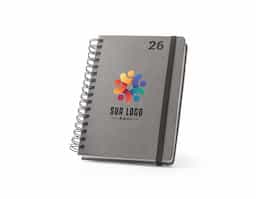 Agenda A5, com argolas, em pele (58% reciclada). Possui um elástico para fecho da agenda. Está organizada num plano diário.