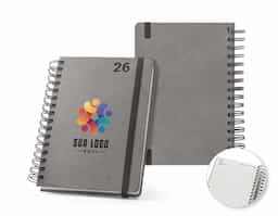 Agenda A5, com argolas, em pele (58% reciclada). Possui um elástico para fecho da agenda. Está organizada num plano diário.