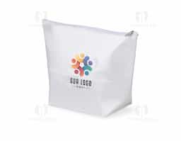 A nécessaire sublimática combina a praticidade do PET reciclável com o acabamento elegante do cetim dublado. Ideal para personalização com estampas vibrantes, é resistente e funcional, perfeita para organizar seus itens essenciais com estilo.