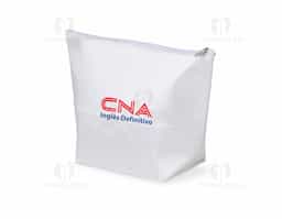 A nécessaire sublimática combina a praticidade do PET reciclável com o acabamento elegante do cetim dublado. Ideal para personalização com estampas vibrantes, é resistente e funcional, perfeita para organizar seus itens essenciais com estilo.