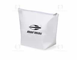 A nécessaire sublimática combina a praticidade do PET reciclável com o acabamento elegante do cetim dublado. Ideal para personalização com estampas vibrantes, é resistente e funcional, perfeita para organizar seus itens essenciais com estilo.