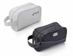 A nécessaire combina couro sintético durável com nylon, incluindo uma alça para transporte e outra pequena para chaveiro ou gancho. Prática e versátil, é ideal para organização de itens pessoais com estilo e funcionalidade.