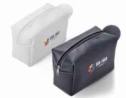 A nécessaire de couro sintético possui um pegador lateral, proporcionando praticidade e elegância. Ideal para guardar e transportar itens pessoais com estilo e facilidade de uso.