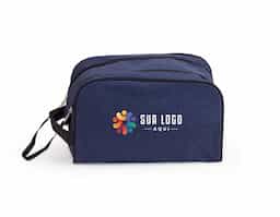 Necessaire confeccionada em poliéster com zíper duplo e trava de velcro. Zíper com “pegador” de cordão em nylon e alça para transporte.