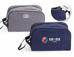 Necessaire confeccionada em poliéster com zíper duplo e trava de velcro. Zíper com “pegador” de cordão em nylon e alça para transporte.