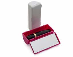 O porta batom plástico inclui um prático espelho, tornando-o ideal para retoques rápidos em qualquer lugar. Compacto e funcional, é perfeito para manter seus batons organizados e acessíveis.