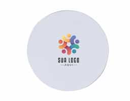 O mouse pad circular de neoprene possui parte inferior emborrachada antideslizante, garantindo estabilidade durante o uso. Ideal para proporcionar conforto e precisão ao utilizar o mouse, além de ser durável e fácil de limpar.