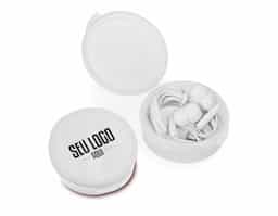 Os fones de ouvido intra-auriculares vêm em uma caixinha redonda de plástico fosco totalmente colorida. Ideal para transporte e armazenamento seguro, oferece praticidade e estilo em qualquer ambiente.