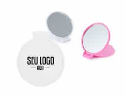 O espelho plástico é simples e funcional, sem aumento, com superfície lisa em ambos os lados. Perfeito para uso diário, é leve e fácil de transportar, ideal para retoques rápidos e cuidados pessoais.
