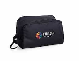 A nécessaire de poliéster é prática e versátil, equipada com alça lateral para transporte conveniente. Apresenta dois compartimentos com zíperes interligados por cordão, além de um bolso interno para organização adicional. Ideal para viagens e uso diário, proporcionando funcionalidade com estilo.