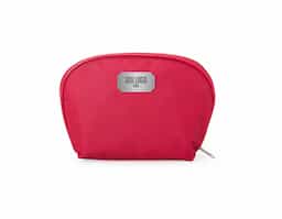 Nécessaire confeccionada em nylon resistente à água, ideal para proteger itens pessoais contra respingos e umidade do dia a dia. Com design compacto e funcional, possui compartimento interno com revestimento emborrachado, que facilita a limpeza e oferece maior proteção aos objetos armazenados. Conta com fechamento em zíper, garantindo segurança e praticidade no uso. Versátil, é perfeita para organizar cosméticos, acessórios ou itens de higiene, sendo uma excelente opção de brinde corporativo útil e de grande aceitação.