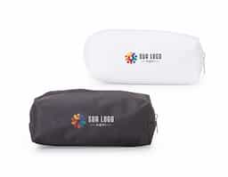 A necessaire de nylon colorida possui zíper superior e interior emborrachado, ideal para organizar e proteger seus itens pessoais com praticidade e estilo. Perfeita para viagens e uso diário.