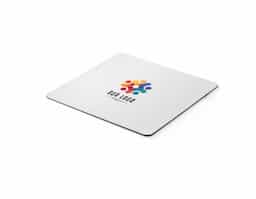 Mouse pad para sublimação, fabricado com base em borracha de 2 mm de espessura e dimensões de 230 x 220 mm. Ideal para personalização com imagens e designs variados, proporciona superfície estável e aderente para o uso diário.