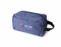 Necessaire de nylon com alça lateral, projetada para praticidade. Inclui compartimento principal superior espaçoso e bolso frontal adicional, ideal para organização de itens pessoais durante viagens ou uso diário.
