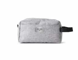 Necessaire de nylon com alça lateral, projetada para praticidade. Inclui compartimento principal superior espaçoso e bolso frontal adicional, ideal para organização de itens pessoais durante viagens ou uso diário.