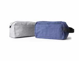 Necessaire de nylon com alça lateral, projetada para praticidade. Inclui compartimento principal superior espaçoso e bolso frontal adicional, ideal para organização de itens pessoais durante viagens ou uso diário.