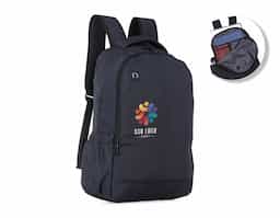 Mochila poliéster com compartimento para notebook. Possui um compartimento superior com bolso interno para notebook, segundo compartimento superior com divisórias internas para documentos e bolso de tela além de um saída interna para fones de ouvido e dois bolsos nas laterais. Alça de mão, alças ajustáveis para as costas revestidas com espuma e parte traseira também revestida com espuma para um maior conforto.