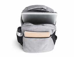Mochila confeccionada em poliéster com compartimento para notebook até 15,6 polegadas. Contém um compartimento grande, compartimento frontal e bolsos laterais em malha. Alça de mão com revestimento espumado e alças para as costas ajustáveis.