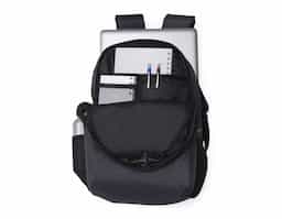 Mochila confeccionada em poliéster com compartimento para notebook até 15,6 polegadas. Contém compartimento grande, compartimento mediano com divisórias e bolso telado, compartimento frontal e bolsos laterais em malha. Alça de mão com revestimento espumado, alças para as costas ajustáveis e com revestimento espumado.