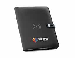 Pasta A5 em 300D poliéster reciclado (100% rPET) com carregador wireless embutido. A bateria tem capacidade para 5.000 mAh, potência de 10W, entrada/saída 5V/2.1A e cabo USB tipo C para carregar a bateria. A pasta contém no seu interior um bolso para smartphone até 6.5'', três espaços para cartões, quatro luzes LED, botão on/off, suportes para esferográfica (não inclusa), celular e cabo USB, um bloco de notas com capa em cartão preto e 64 folhas pautadas de cor marfim, em papel proveniente de gestão florestal sustentável. Na frente existe ainda uma impressão oval em preto para indicar a área de carga do wireless. Fornecido em caixa presente. 165 x 225 x 25 mm