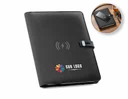 Pasta A5 em 300D poliéster reciclado (100% rPET) com carregador wireless embutido. A bateria tem capacidade para 5.000 mAh, potência de 10W, entrada/saída 5V/2.1A e cabo USB tipo C para carregar a bateria. A pasta contém no seu interior um bolso para smartphone até 6.5'', três espaços para cartões, quatro luzes LED, botão on/off, suportes para esferográfica (não inclusa), celular e cabo USB, um bloco de notas com capa em cartão preto e 64 folhas pautadas de cor marfim, em papel proveniente de gestão florestal sustentável. Na frente existe ainda uma impressão oval em preto para indicar a área de carga do wireless. Fornecido em caixa presente. 165 x 225 x 25 mm