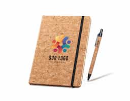 Conjunto de bloco de notas A5 e esferográfica em cortiça. Bloco de capa dura em cortiça, com 96 folhas pautadas cor marfim, em papel proveniente de gestão florestal sustentável. Esferográfica em cortiça de escrita a azul. Fornecido em caixa presente de papel kraft. 140 x 210 mm