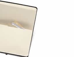 Caderno A5 de capa dura em couro reciclado, com 96 folhas pautadas cor marfim em papel proveniente de gestão florestal sustentável. Suporte para esferográfica (não inclusa), elástico e fita separadora em preto. Contém bolso interior. Fornecido em envelope preto de cartão. 140 x 210 mm