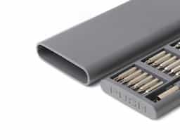 Kit ferramentas 25 peças em estojo de plástico ABS com abertura em clique. Acompanha: 5 ponteiras Philips, 1 ponteira Y, 6 ponteira Torx, 6 ponteira Allen, 5 ponteiras Fenda e 1 Fenda U em aço inox e chave para manuseio com encaixe imantado.