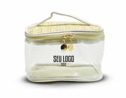 Delicadeza e charme natural definem esta nécessaire, confeccionada em PVC com elegantes detalhes em palha sintética. Seu design com visor transparente permite fácil visualização dos itens internos, mantendo tudo sempre ao alcance com praticidade. Leve e funcional, é ideal para organizar cosméticos e acessórios no dia a dia ou em viagens. Uma excelente opção de brinde corporativo, que une estilo, utilidade e destaque para a marca.