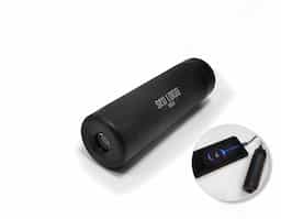 Power bank em metal com detalhes em plástico, compacto e com capacidade de 4.000 mAh. Possui uma entrada USB-C e uma saída USB, oferecendo versatilidade para recarregar dispositivos e a própria bateria. Conta com lanterna integrada de alto alcance para uso emergencial. Acompanha cabo USB-C, sendo uma solução prática para o dia a dia.








