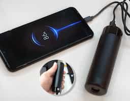 Power bank em metal com detalhes em plástico, compacto e com capacidade de 4.000 mAh. Possui uma entrada USB-C e uma saída USB, oferecendo versatilidade para recarregar dispositivos e a própria bateria. Conta com lanterna integrada de alto alcance para uso emergencial. Acompanha cabo USB-C, sendo uma solução prática para o dia a dia.








