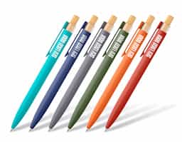 Esferográfica com corpo em alumínio 100% reciclado, topo em 100% rPET, botão em bambu e clipe de metal. Escrita em azul. A cor e o resultado da impressão nos materiais naturais pode variar entre produtos. ø10 x 140 mm