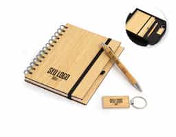 Kit executivo ecológico 3 peças em estojo de papelão. Contém: chaveiro de bambu com detalhe em metal, caderneta em bambu, capa dura, com aproximadamente 65 folhas brancas pautadas, caneta de bambu com clipe metálico, elástico para lacre e suporte para caneta em nylon.