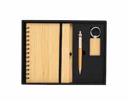Kit executivo ecológico 3 peças em estojo de papelão. Contém: chaveiro de bambu com detalhe em metal, caderneta em bambu, capa dura, com aproximadamente 65 folhas brancas pautadas, caneta de bambu com clipe metálico, elástico para lacre e suporte para caneta em nylon.