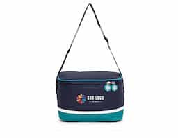 Bolsa térmica confeccionada em nylon, com capacidade de 7 litros, desenvolvida para o transporte prático de alimentos e bebidas. Possui revestimento térmico interno em PEVA atóxico, que auxilia na conservação da temperatura. Conta ainda com alça transversal com regulagem de tamanho, proporcionando maior conforto e praticidade durante o transporte em diferentes situações do dia a dia.