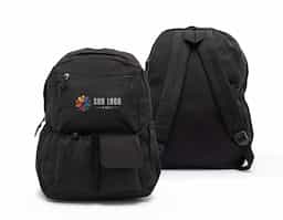 Mochila de poliéster de 25 litros com dois compartimentos, sendo o principal com um bolso raso para notebook de até 15,6 polegadas. A mochila possui um adaptador USB externo e quatro bolsos: dois laterais com elástico, um com velcro e um com cordão ajustável.